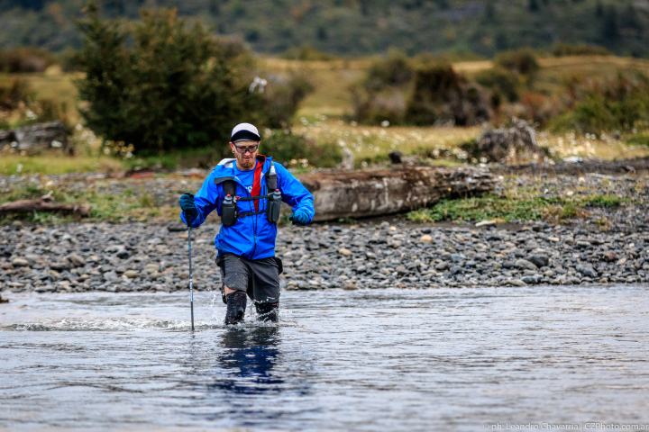 Crossing the river coming into Estancia Perales at mile 81. Photo by Leandro Chavarria.