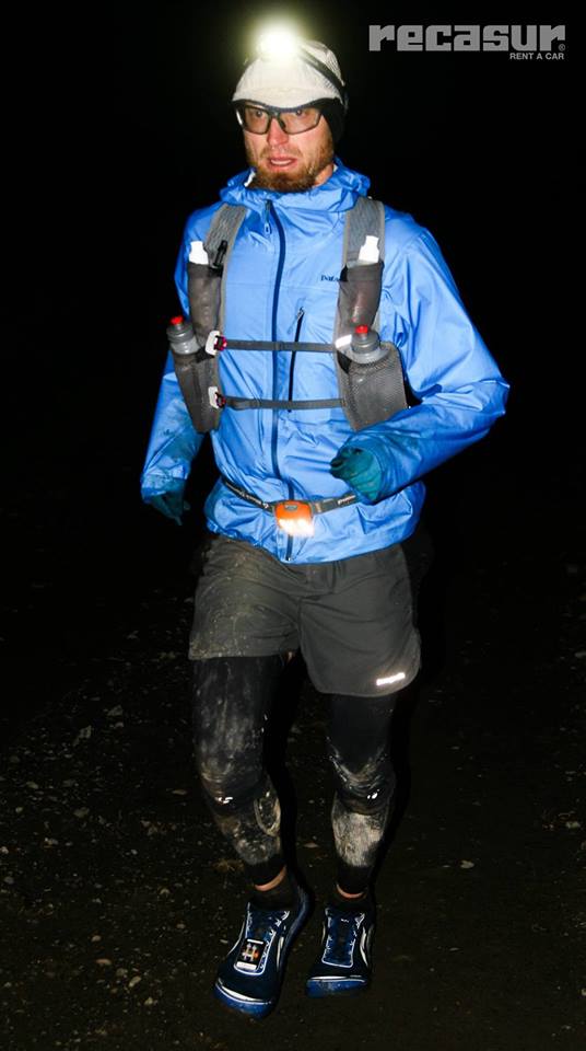 Running the final marathon on the dirt road back to Puerto Natales. Photo by Recasur.